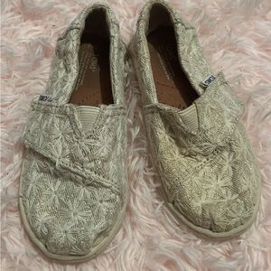 Size 9 glittery Toms